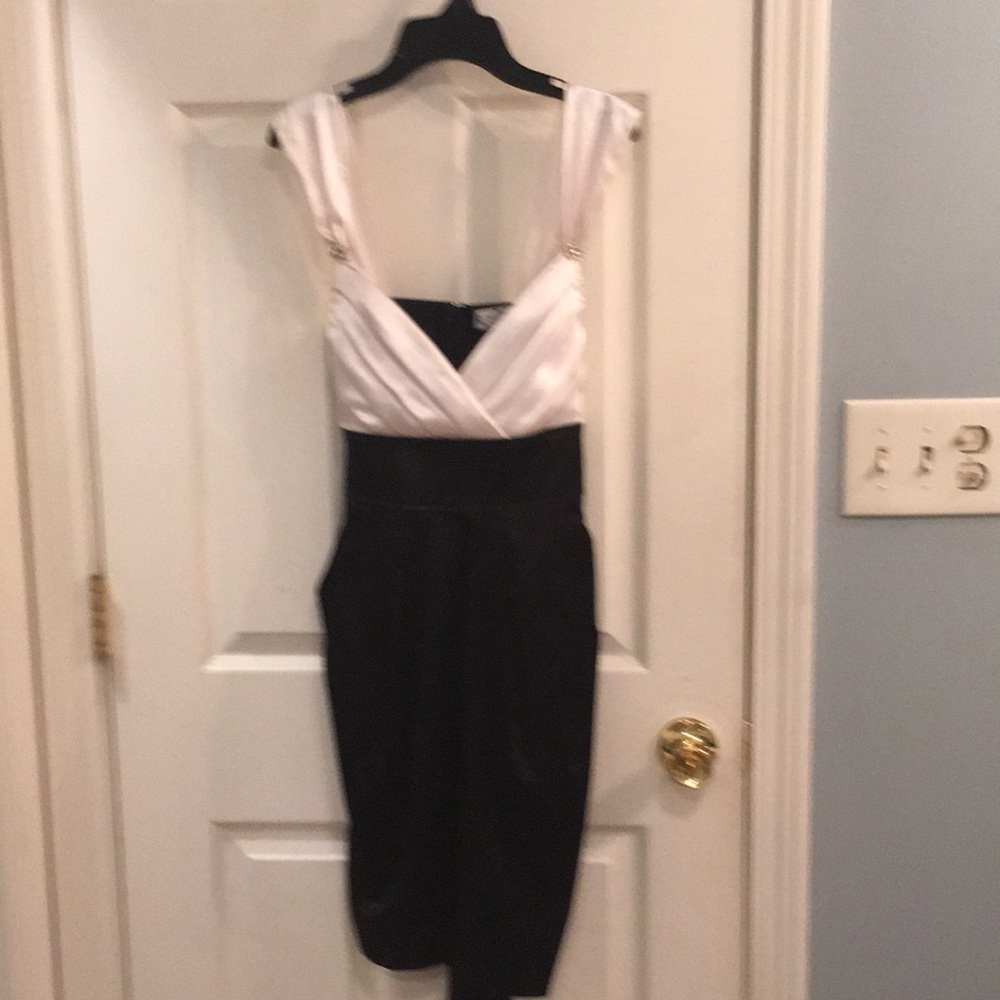 TRIXXI V NECK SHORT COCKTAIL DRESS SIZE 9